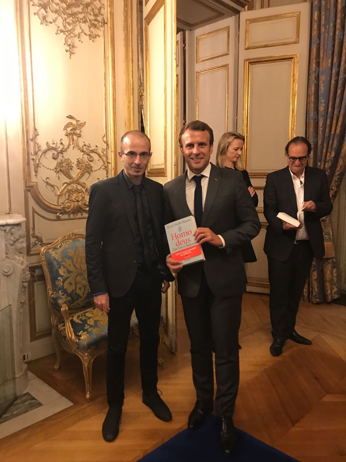 Yuval Noah Harari überreicht Emmanuel Macron im Élysee-Palast sein Buch. © Itzik Harari