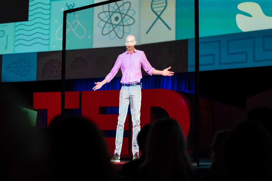 <p>Harari beschreitet die Zukunft – als Hologramm auf der TED-Konferenz 2018 in Vancouver © Bret Hartman / TED</p>