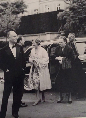 <p>Zora und Pietro Del Buono bei der Hochzeit ihres Sohnes Manfredi (im Hintergrund links) mit Marie-Louise Zumbühl in Zürich (die Frau in Weiß ist unbekannt)</p>