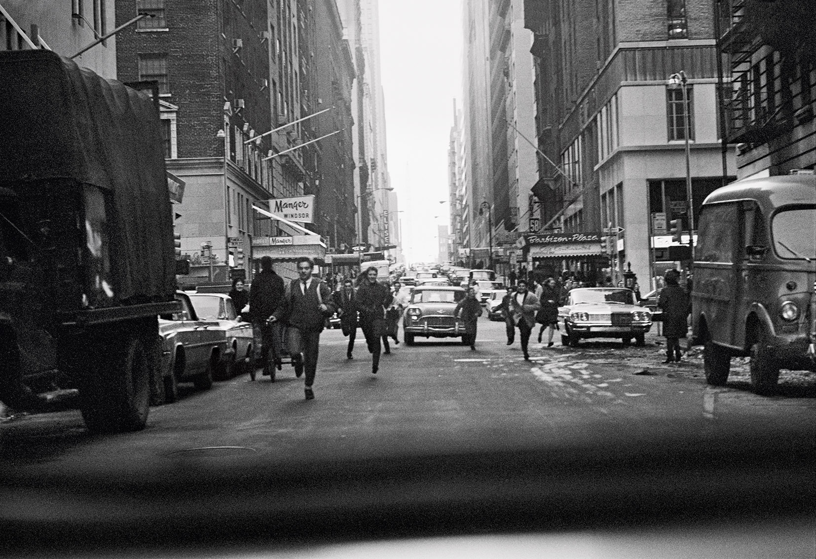 "Die Menschenmassen, die uns in "A Hard Day's Night" verfolgten, basierten auf Momenten wie diesem. Aufgenommen aus dem Rücksitz unseres Autos auf der West Fifty-Eigth, als wir die Avenue of the Americas überquerten." Paul McCartney © <span>1963-1964 Paul McCartney</span>