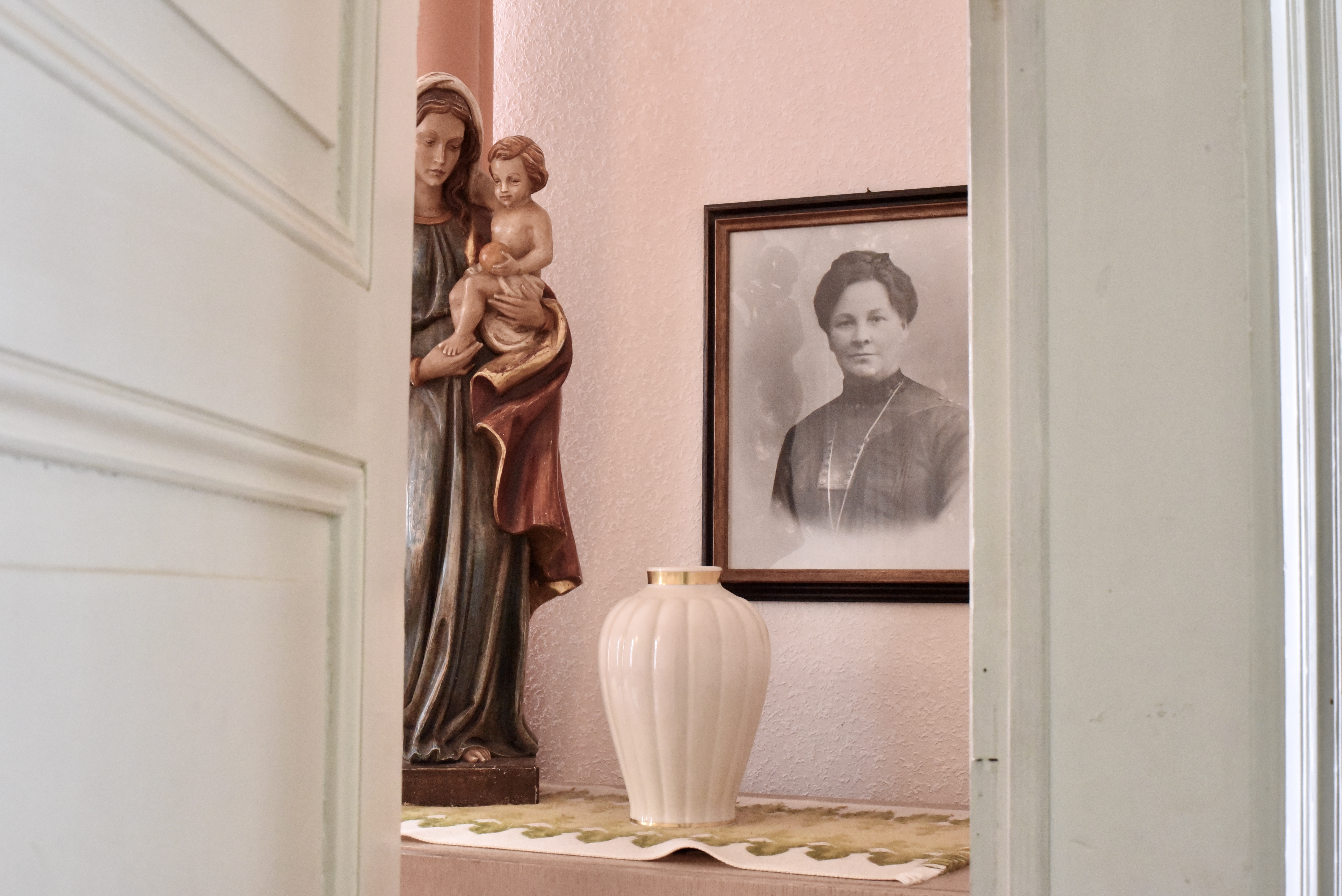 Durch eine offene Tür sieht man das Portrait der alten Anna Raesfeld im Gasthaus zur Post